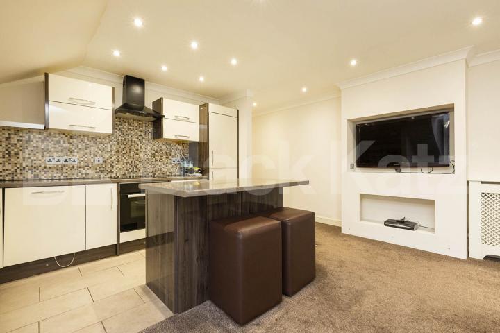 Located within a well kept purpose built building and close to amenities  Osier Crescent, Muswell Hill